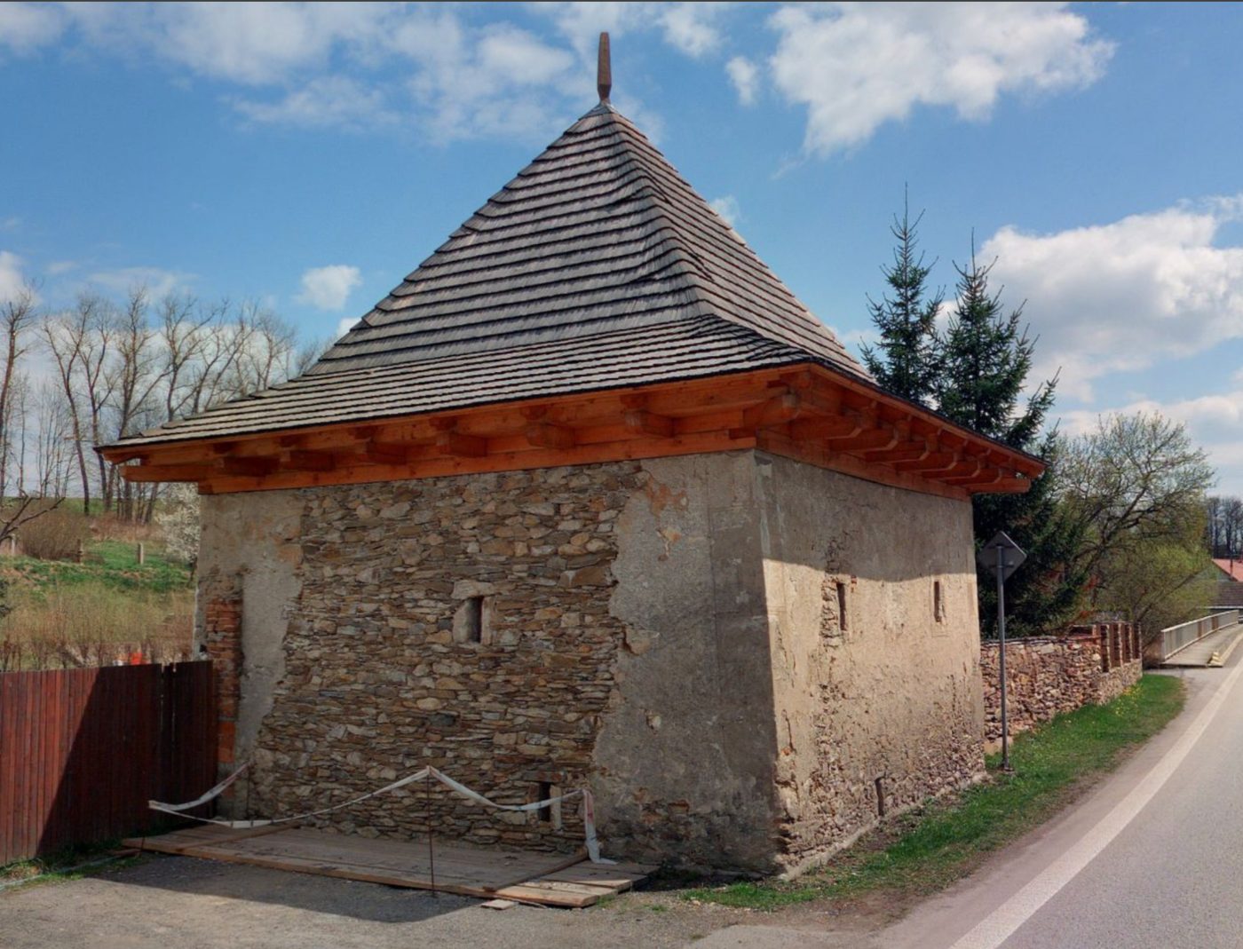 Prostředkovický špýchar od silnice